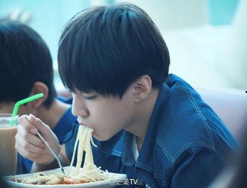 千玺王俊凯吃瓜视频大全,明星日常趣味瞬间