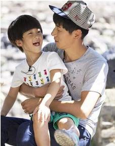 张亮儿子吃瓜视频,萌态可掬引网友热议