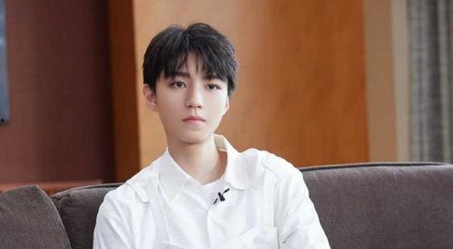 王俊凯吃双人瓜的视频,与好友共度夏日双人瓜时光